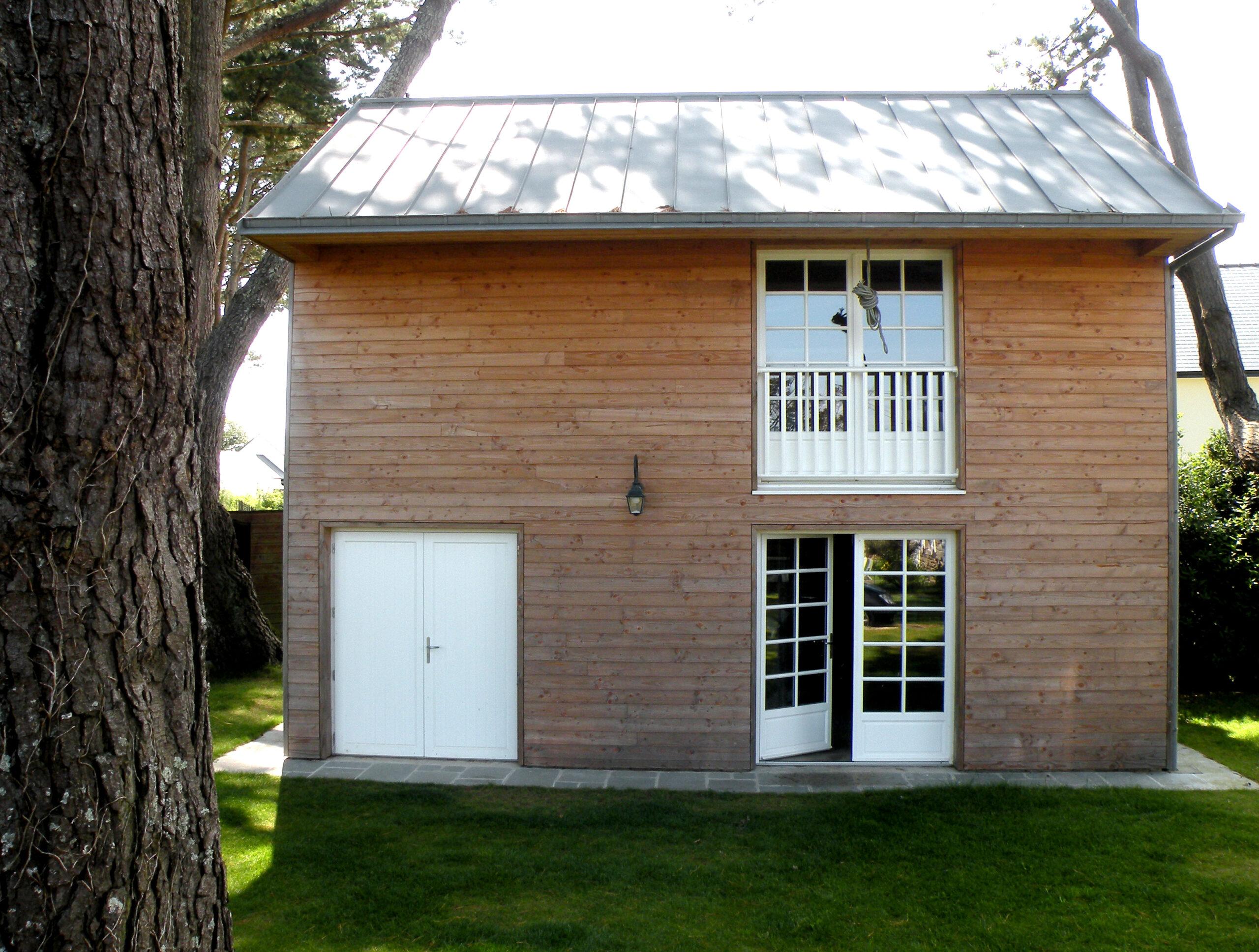 Conception d'un chalet en bois, menuiserie extérieur, fenêtres à carreaux et bardage enb ois